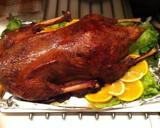 Гусь с апельсинами, запеченный в духовке