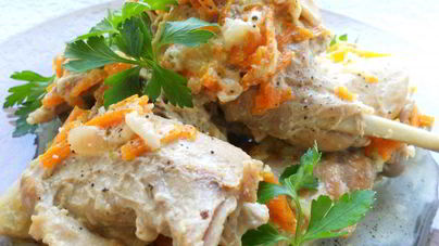 Кролик, тушеный с овощами и сметаной