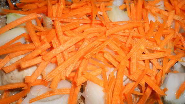 кролик, тушеный с овощами и сметаной