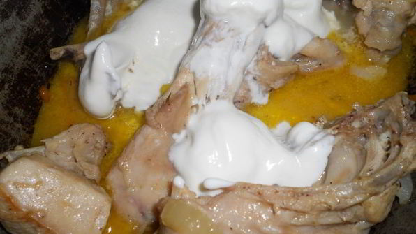 кролик, тушеный с овощами и сметаной