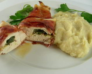 Куриная грудка с горчицей и чеддером, запеченная в беконе