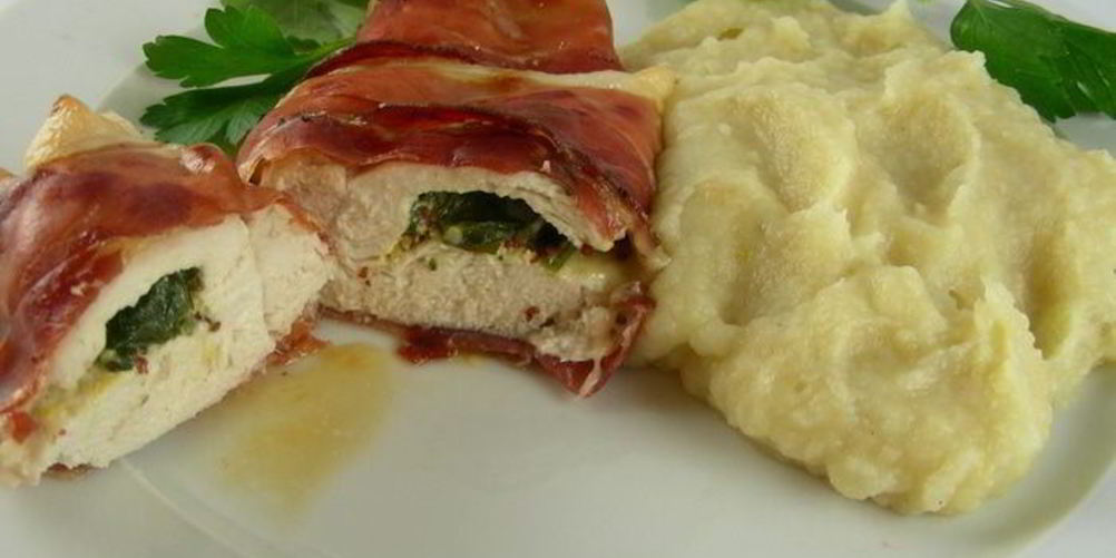 Рецепт куриная грудка с горчицей и чеддером, запеченная в беконе