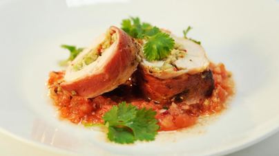 Куриная грудка в беконе с авокадо