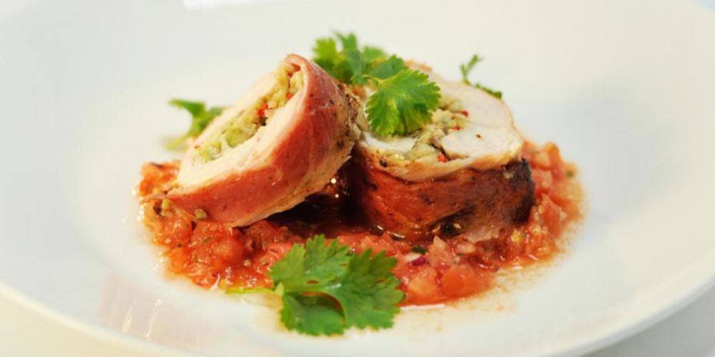 Рецепт куриная грудка в беконе с авокадо