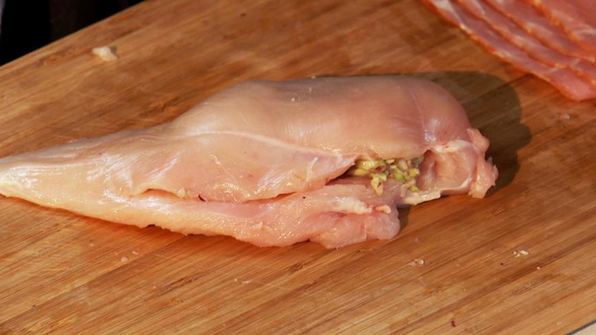 куриная грудка в беконе с авокадо