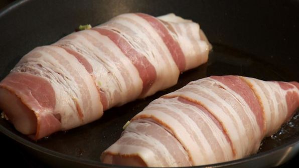 куриная грудка в беконе с авокадо