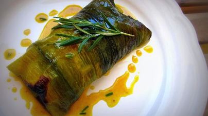 Куриная грудка, запеченная в листьях лука-порея