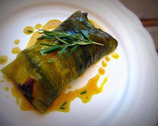 Куриная грудка, запеченная в листьях лука-порея