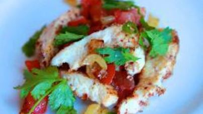 Куриные грудки жаренные с перцем и помидорами