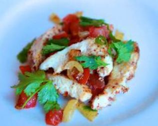 Куриные грудки жаренные с перцем и помидорами