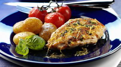 Куриные и свиные отбивные с помидорами