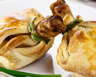 Куриные ножки, запеченные в мешочках из слоеного теста