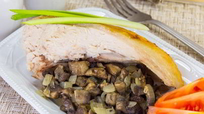 Курица, фаршированная грибами