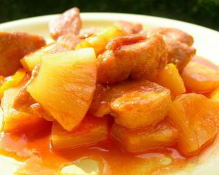 Курица с ананасом в томатном соусе