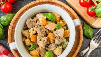 Курица с тыквой и шампиньонами в сливках