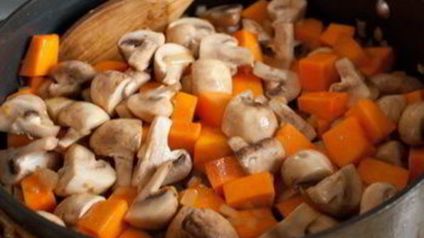 курица с тыквой и шампиньонами в сливках