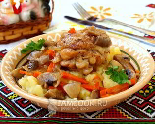 Курица, тушенная с грибами в соевом соусе