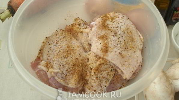 курица, тушенная с грибами в соевом соусе