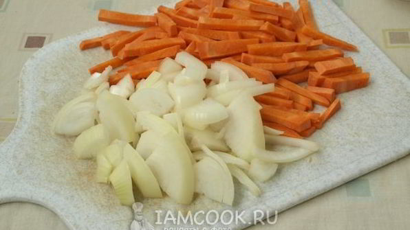 курица, тушенная с грибами в соевом соусе