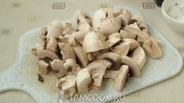 курица, тушенная с грибами в соевом соусе