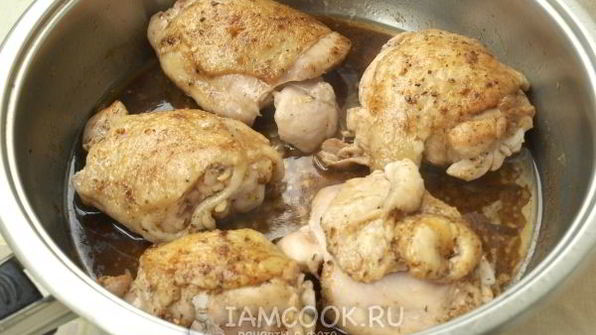 курица, тушенная с грибами в соевом соусе