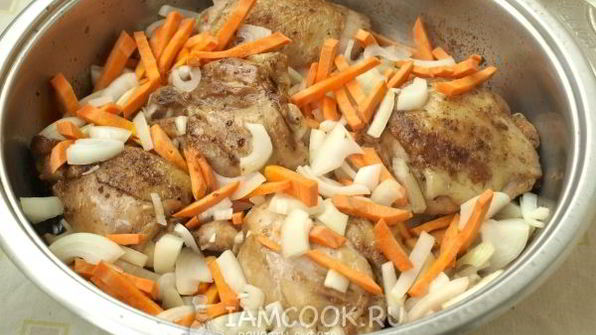 курица, тушенная с грибами в соевом соусе