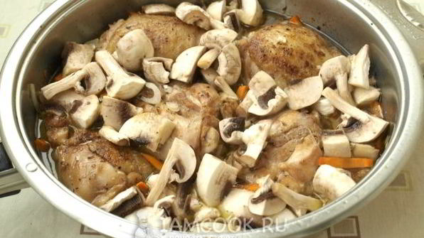 курица, тушенная с грибами в соевом соусе