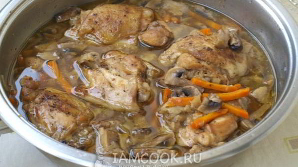 курица, тушенная с грибами в соевом соусе