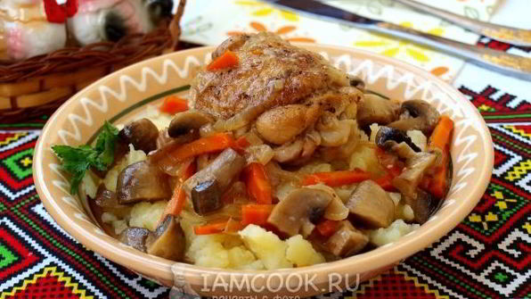 курица, тушенная с грибами в соевом соусе