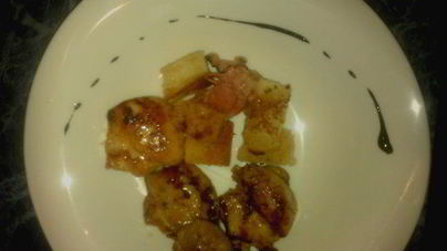Курица в медово-соевом соусе на крутонах
