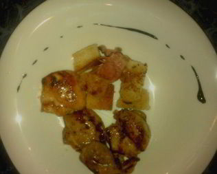 Курица в медово-соевом соусе на крутонах