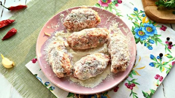 мясные биточки с рисом и зеленью на сковороде