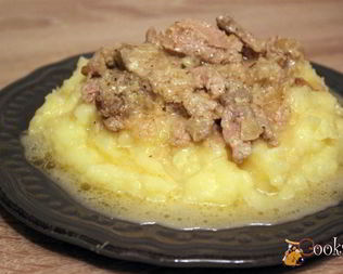 Очень вкусная свинина в сметанно-луковом соусе