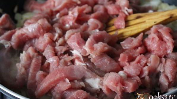 очень вкусная свинина в сметанно-луковом соусе