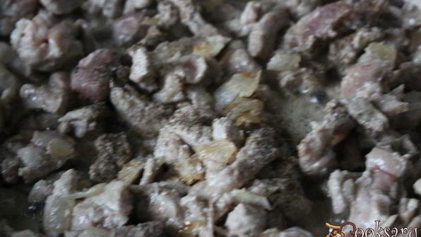 очень вкусная свинина в сметанно-луковом соусе