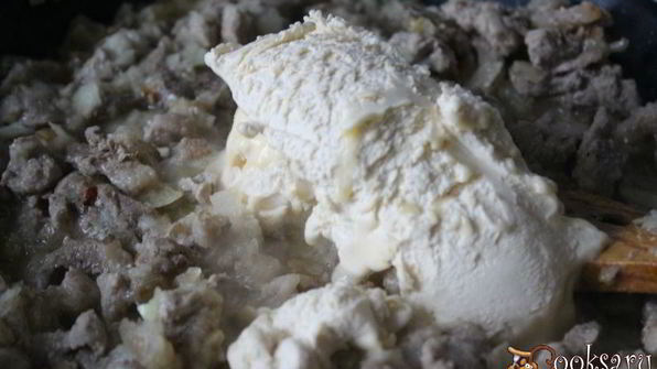 очень вкусная свинина в сметанно-луковом соусе