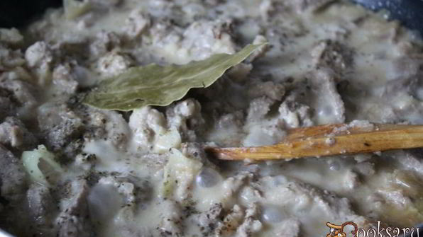 очень вкусная свинина в сметанно-луковом соусе