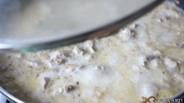 очень вкусная свинина в сметанно-луковом соусе