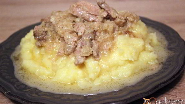 очень вкусная свинина в сметанно-луковом соусе