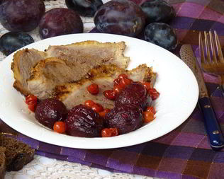 Пикантная утка со сливами