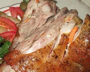 Пьяная рулька с морковью в пиве