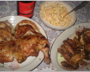 Салат с кальмарами, цыпленок табака и куриные крылышки барбекю