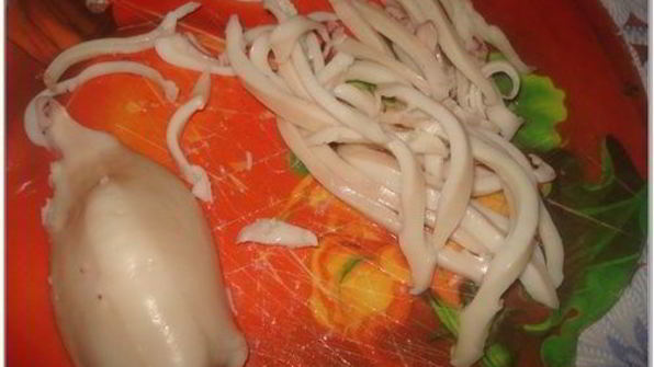 салат с кальмарами, цыпленок табака и куриные крылышки барбекю