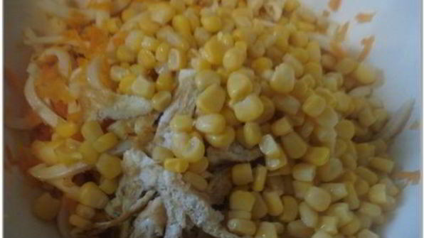 салат с кальмарами, цыпленок табака и куриные крылышки барбекю