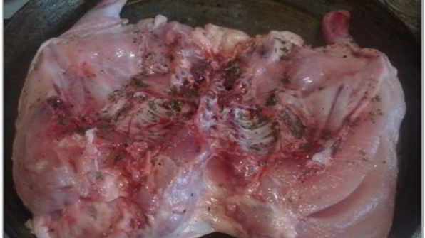 салат с кальмарами, цыпленок табака и куриные крылышки барбекю