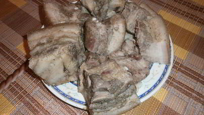 Сало отварное с чесноком