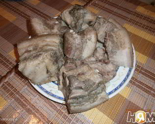 Сало отварное с чесноком