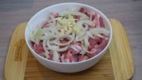 свиная шея кусочками в духовке