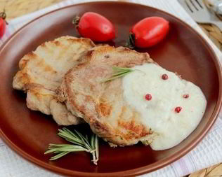 Свинина с соусом из голубого сыра