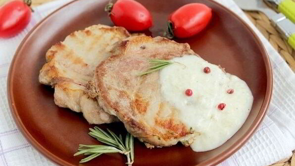 свинина с соусом из голубого сыра